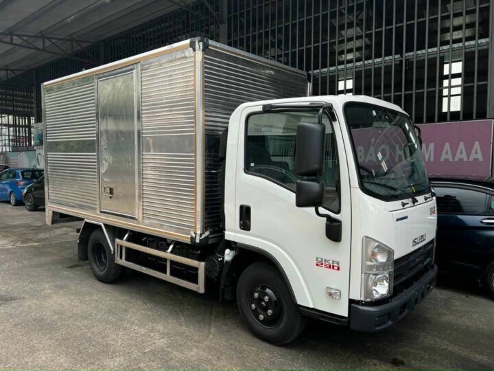 xe tải Isuzu 2.4 tấn thùng kín
